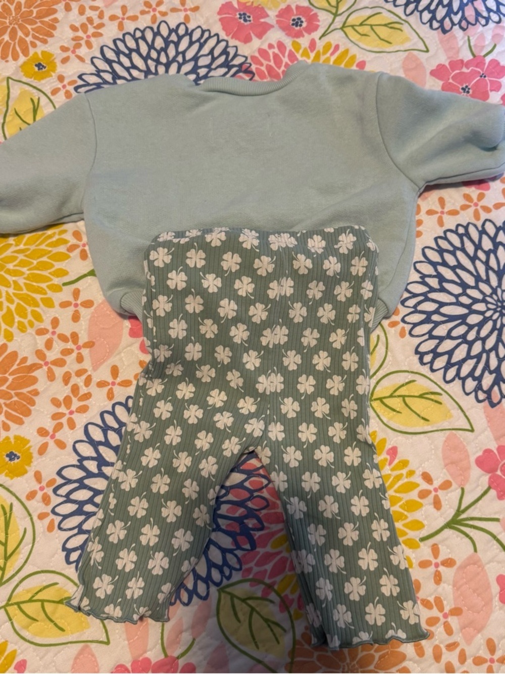 0-3 month Disney Minnie Mouse shamrock outfit - Picture 3 of 3
